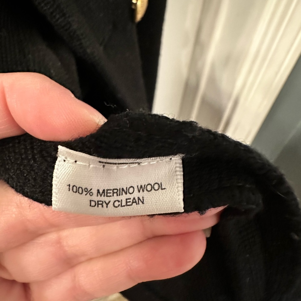 Lord & Taylor 100% Merino Wool blazer. Vintage, date-night, business casual - Picture 3 of 6